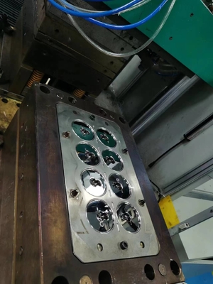 Cavité multiple en plastique d'EDM de commande numérique par ordinateur de LSR de moulage par injection liquide de silicone