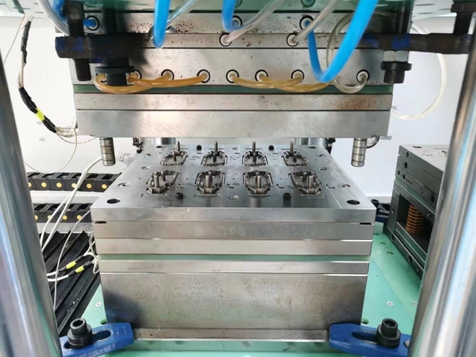 Cavité multiple en plastique d'EDM de commande numérique par ordinateur de LSR de moulage par injection liquide de silicone
