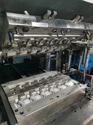 Cavité multiple en plastique d'EDM de commande numérique par ordinateur de LSR de moulage par injection liquide de silicone