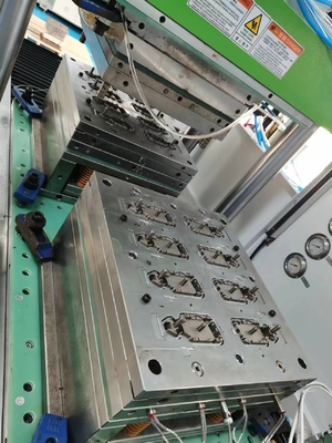 Cavité multiple en plastique d'EDM de commande numérique par ordinateur de LSR de moulage par injection liquide de silicone